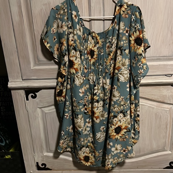 Do not fit. Torrid size 5 Sun flower top. - Picture 3 of 3